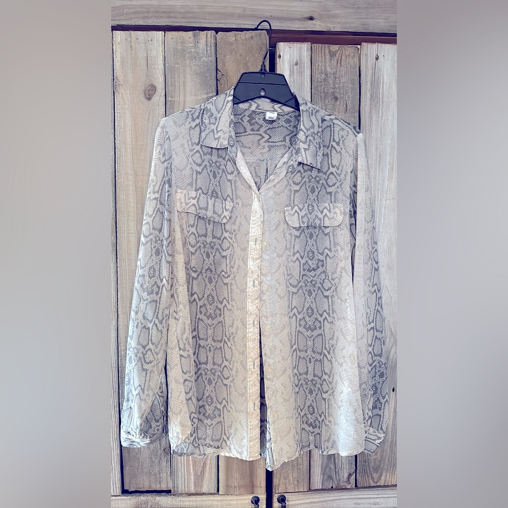Button down blouse. - Picture 1 of 2